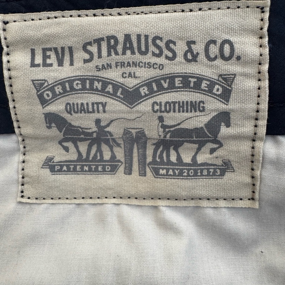 Levi's Women’s Dark Navy Cargo Shorts for Men - Picture 6 of 7